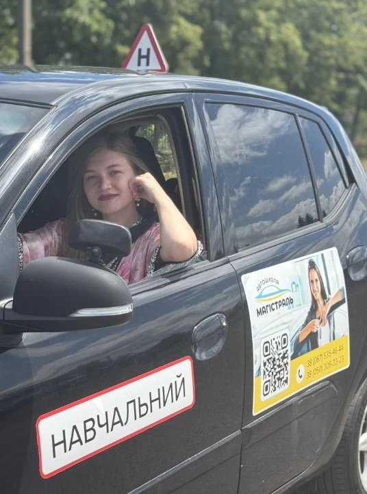 Жінка за кермом: чому сучасна автошкола — це про впевненість, а не стереотипи