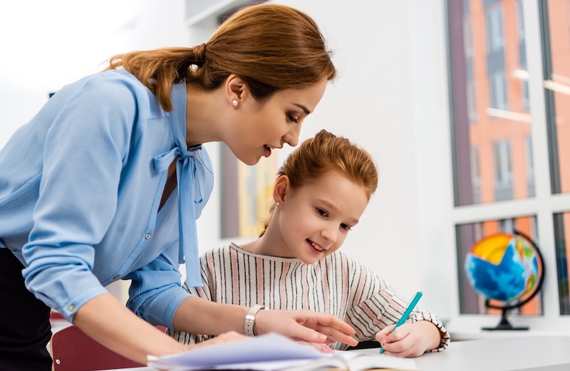 Над мною чи наді мною: як правильно?